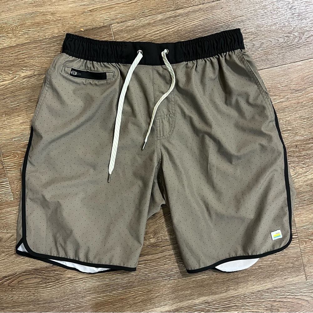 Men’s Vuori Athletic Shorts Sz M 8” inseam